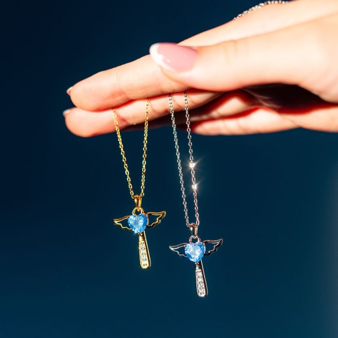 Andílek na vás čeká! 🫶🏻 V nabídce máme nové přívěšky ve tvaru andílka, který drží kamínek ve tvaru srdce. Co na něj...